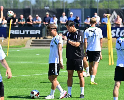 28.07.2026; Moenchengladbach; Fussball, Herren, Saison 2026 2027, Training Borussia Moenchengladbach v. li. Zento Uno (Gladbach) mit Dolmetscher Atsushi Waki DFL regulations prohibit any use of photographs as image sequences and or quasi-video. ista-Borussia-Park NRW Deutschland *** July 28, 2026, Mönchengladbach Soccer, Men s, 2026–2027 season, Borussia Mönchengladbach training session featuring Zento Uno Gladbach (from left) with interpreter Atsushi Waki. DFL regulations prohibit any use of photographs as image sequences and or quasi-video content at Borussia Park, NRW, Germany