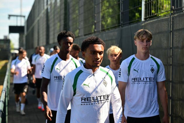 28.07.2026; Moenchengladbach; Fussball, Herren, Saison 2026 2027, Training Borussia Moenchengladbach Mathieu Nguefack (Gladbach); Im Hintergrund rechts Edin Biber (Gladbach) DFL regulations prohibit any use of photographs as image sequences and or quasi-video. ista-Borussia-Park NRW Deutschland *** July 28, 2026, Mönchengladbach Soccer, Men s, 2026–2027 season, Borussia Mönchengladbach training session: Mathieu Nguefack (Gladbach). In the background on the right: Edin Biber (Gladbach). DFL regulations prohibit any use of photographs as image sequences and or quasi-video content at Borussia Park, North Rhine-Westphalia, Germany.