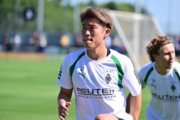 28.07.2026; Moenchengladbach; Fussball, Herren, Saison 2026 2027, Training Borussia Moenchengladbach Zento Uno (Gladbach); Im Hintergrund rechts Hugo Bolin (Gladbach) DFL regulations prohibit any use of photographs as image sequences and or quasi-video. ista-Borussia-Park NRW Deutschland *** July 28, 2026, Mönchengladbach Soccer, Men s, 2026–2027 Season, Borussia Mönchengladbach Training at Zento Uno Gladbach. In the background on the right: Hugo Bolin, Gladbach. DFL regulations prohibit any use of photographs as image sequences and or quasi-video content at Borussia Park, NRW, Germany.