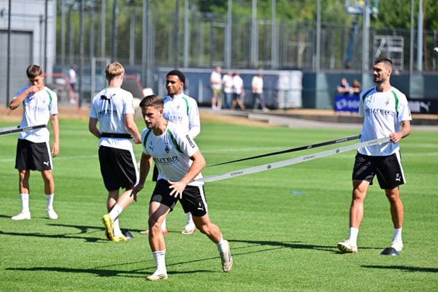 28.07.2026; Moenchengladbach; Fussball, Herren, Saison 2026 2027, Training Borussia Moenchengladbach Trainingsuebung mit Enzo Leopold (Gladbach, li.) und Tim Kleindienst (Gladbach, re.) DFL regulations prohibit any use of photographs as image sequences and or quasi-video. ista-Borussia-Park NRW Deutschland *** July 28, 2026, Mönchengladbach Soccer, Men s, 2026–2027 season, Borussia Mönchengladbach training session featuring Enzo Leopold (Gladbach, left) and Tim Kleindienst (Gladbach, right). DFL regulations prohibit any use of photographs as image sequences and or quasi-video content at Borussia Park, NRW, Germany