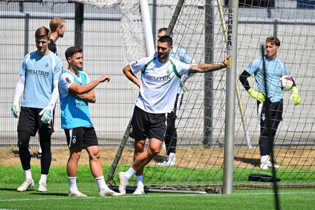 28.07.2026; Moenchengladbach; Fussball, Herren, Saison 2026 2027, Training Borussia Moenchengladbach v. li. Torwart Moritz Nicolas (Gladbach), Enzo Leopold (Gladbach), Tim Kleindienst (Gladbach); Im Hintergrund rechts Torwart Jan Olschowsky (Gladbach) DFL regulations prohibit any use of photographs as image sequences and or quasi-video. ista-Borussia-Park NRW Deutschland *** July 28, 2026, Mönchengladbach Soccer, Men s, 2026–2027 season, Borussia Mönchengladbach training: from left, goalkeeper Moritz Nicolas Gladbach, Enzo Leopold Gladbach, Tim Kleindienst Gladbach; in the background on the right, goalkeeper Jan Olschowsky Gladbach. DFL regulations prohibit any use of photographs as image sequences and or quasi-video content. Borussia Park, North Rhine-Westphalia, Germany