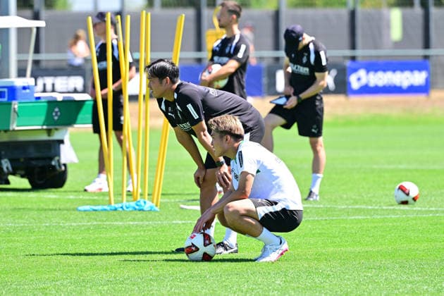 28.07.2026; Moenchengladbach; Fussball, Herren, Saison 2026 2027, Training Borussia Moenchengladbach Zento Uno (Gladbach, vorne), Dolmetscher Atsushi Waki, hinten DFL regulations prohibit any use of photographs as image sequences and or quasi-video. ista-Borussia-Park NRW Deutschland *** July 28, 2026, Mönchengladbach Soccer, Men s, 2026–2027 season, Borussia Mönchengladbach training at Zento Uno Gladbach, front: interpreter Atsushi Waki, back: DFL regulations prohibit any use of photographs as image sequences and or quasi-video content at Borussia Park, NRW, Germany