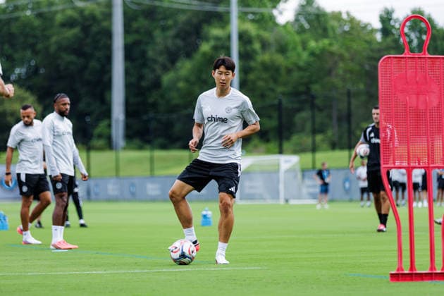 CHARLOTTE, NORTH CAROLINA - JULY 27, 2026: Heung-min Son of the MLS, Fussball Herren, USA All-Stars passes ball during the 2026 MLS All-Star training at the Atrium Health Performance Park in Charlotte, North Carolina. (Photo by Dennis Rojas Di Sports Photo Agency) Charlotte Atrium Health Performance Park North Carolina Copyright: xDennisxRojasx