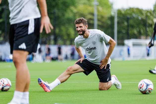 CHARLOTTE, NORTH CAROLINA - JULY 27, 2026: Thomas Müller of the MLS, Fussball Herren, USA All-Stars stretching during the 2026 MLS All-Star training at the Atrium Health Performance Park in Charlotte, North Carolina. (Photo by Dennis Rojas Di Sports Photo Agency) Charlotte Atrium Health Performance Park North Carolina Copyright: xDennisxRojasx