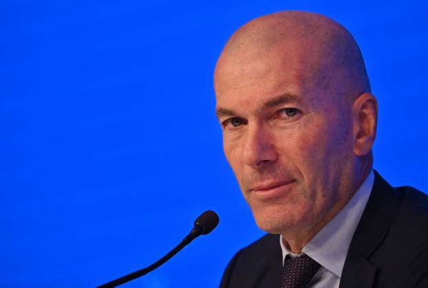 L ancien international français de football Zinédine Zidane s exprime lors d une conférence de presse visant à le présenter comme le nouveau sélectionneur de l équipe de France, au siège de la Fédération française de football (FFF) à Paris, le 28 juillet 2026. L ancien meneur de jeu des Bleus, vainqueur de la Coupe du monde 1998 et du Championnat d Europe 2000 en tant que joueur, a été nommé à la tête de l équipe nationale, succédant ainsi à Didier Deschamps, a annoncé la Fédération française de football (FFF). Zidane prend la relève de son ancien coéquipier Deschamps, en poste depuis 2012 ; le mandat de ce dernier s est achevé sur une quatrième place lors de la Coupe du monde 2026, après un titre mondial en 2018 et une finale disputée en 2022. Christian Liewig Bestimage Former French international football player Zinedine Zidane during a press conference, PK, Pressekonferenz to present him as the new head coach of France national football team at the French Football Federation headquarters (FFF) in Paris on July 28, 2026. The former France playmaker, who won the 1998 World Cup and the 2000 European Championship, EM, Europameisterschaft as a player, has been appointed head coach of the French national team, Nationalteam succeeding Didier Deschamps, the French Football Federation (FFF) announced. Zidane takes over from his former teammate Deschamps, who had been in charge since 2012; Deschamps tenure ended with a fourth-place finish at the 2026 World Cup, following a title win in 2018 and a final appearance in 2022. Paris France  Copyright: xChristianxLiewigx xBestimagexChristianxLiewigx xBestimagex