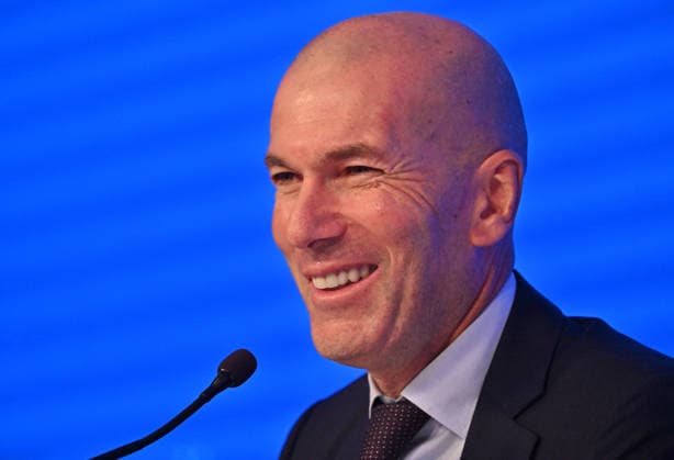 L ancien international français de football Zinédine Zidane s exprime lors d une conférence de presse visant à le présenter comme le nouveau sélectionneur de l équipe de France, au siège de la Fédération française de football (FFF) à Paris, le 28 juillet 2026. L ancien meneur de jeu des Bleus, vainqueur de la Coupe du monde 1998 et du Championnat d Europe 2000 en tant que joueur, a été nommé à la tête de l équipe nationale, succédant ainsi à Didier Deschamps, a annoncé la Fédération française de football (FFF). Zidane prend la relève de son ancien coéquipier Deschamps, en poste depuis 2012 ; le mandat de ce dernier s est achevé sur une quatrième place lors de la Coupe du monde 2026, après un titre mondial en 2018 et une finale disputée en 2022. Christian Liewig Bestimage Former French international football player Zinedine Zidane during a press conference, PK, Pressekonferenz to present him as the new head coach of France national football team at the French Football Federation headquarters (FFF) in Paris on July 28, 2026. The former France playmaker, who won the 1998 World Cup and the 2000 European Championship, EM, Europameisterschaft as a player, has been appointed head coach of the French national team, Nationalteam succeeding Didier Deschamps, the French Football Federation (FFF) announced. Zidane takes over from his former teammate Deschamps, who had been in charge since 2012; Deschamps tenure ended with a fourth-place finish at the 2026 World Cup, following a title win in 2018 and a final appearance in 2022. Paris France  Copyright: xChristianxLiewigx xBestimagexChristianxLiewigx xBestimagex