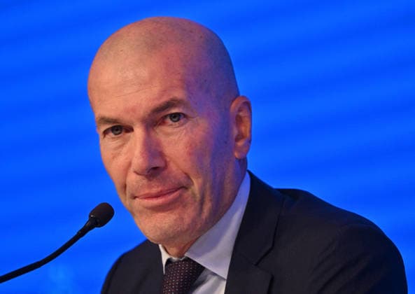 L ancien international français de football Zinédine Zidane s exprime lors d une conférence de presse visant à le présenter comme le nouveau sélectionneur de l équipe de France, au siège de la Fédération française de football (FFF) à Paris, le 28 juillet 2026. L ancien meneur de jeu des Bleus, vainqueur de la Coupe du monde 1998 et du Championnat d Europe 2000 en tant que joueur, a été nommé à la tête de l équipe nationale, succédant ainsi à Didier Deschamps, a annoncé la Fédération française de football (FFF). Zidane prend la relève de son ancien coéquipier Deschamps, en poste depuis 2012 ; le mandat de ce dernier s est achevé sur une quatrième place lors de la Coupe du monde 2026, après un titre mondial en 2018 et une finale disputée en 2022. Christian Liewig Bestimage Former French international football player Zinedine Zidane during a press conference, PK, Pressekonferenz to present him as the new head coach of France national football team at the French Football Federation headquarters (FFF) in Paris on July 28, 2026. The former France playmaker, who won the 1998 World Cup and the 2000 European Championship, EM, Europameisterschaft as a player, has been appointed head coach of the French national team, Nationalteam succeeding Didier Deschamps, the French Football Federation (FFF) announced. Zidane takes over from his former teammate Deschamps, who had been in charge since 2012; Deschamps tenure ended with a fourth-place finish at the 2026 World Cup, following a title win in 2018 and a final appearance in 2022. Paris France  Copyright: xChristianxLiewigx xBestimagexChristianxLiewigx xBestimagex