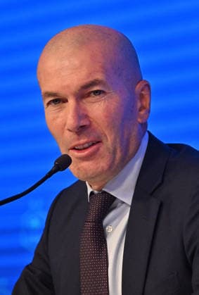L ancien international français de football Zinédine Zidane s exprime lors d une conférence de presse visant à le présenter comme le nouveau sélectionneur de l équipe de France, au siège de la Fédération française de football (FFF) à Paris, le 28 juillet 2026. L ancien meneur de jeu des Bleus, vainqueur de la Coupe du monde 1998 et du Championnat d Europe 2000 en tant que joueur, a été nommé à la tête de l équipe nationale, succédant ainsi à Didier Deschamps, a annoncé la Fédération française de football (FFF). Zidane prend la relève de son ancien coéquipier Deschamps, en poste depuis 2012 ; le mandat de ce dernier s est achevé sur une quatrième place lors de la Coupe du monde 2026, après un titre mondial en 2018 et une finale disputée en 2022. Christian Liewig Bestimage Former French international football player Zinedine Zidane during a press conference, PK, Pressekonferenz to present him as the new head coach of France national football team at the French Football Federation headquarters (FFF) in Paris on July 28, 2026. The former France playmaker, who won the 1998 World Cup and the 2000 European Championship, EM, Europameisterschaft as a player, has been appointed head coach of the French national team, Nationalteam succeeding Didier Deschamps, the French Football Federation (FFF) announced. Zidane takes over from his former teammate Deschamps, who had been in charge since 2012; Deschamps tenure ended with a fourth-place finish at the 2026 World Cup, following a title win in 2018 and a final appearance in 2022. Paris France  Copyright: xChristianxLiewigx xBestimagexChristianxLiewigx xBestimagex