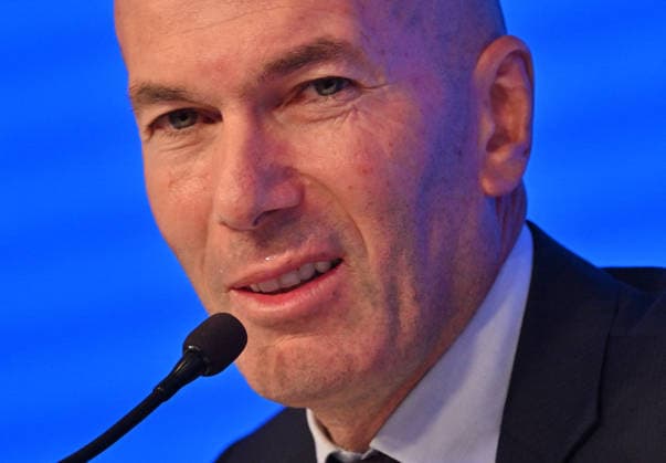 L ancien international français de football Zinédine Zidane s exprime lors d une conférence de presse visant à le présenter comme le nouveau sélectionneur de l équipe de France, au siège de la Fédération française de football (FFF) à Paris, le 28 juillet 2026. L ancien meneur de jeu des Bleus, vainqueur de la Coupe du monde 1998 et du Championnat d Europe 2000 en tant que joueur, a été nommé à la tête de l équipe nationale, succédant ainsi à Didier Deschamps, a annoncé la Fédération française de football (FFF). Zidane prend la relève de son ancien coéquipier Deschamps, en poste depuis 2012 ; le mandat de ce dernier s est achevé sur une quatrième place lors de la Coupe du monde 2026, après un titre mondial en 2018 et une finale disputée en 2022. Christian Liewig Bestimage Former French international football player Zinedine Zidane during a press conference, PK, Pressekonferenz to present him as the new head coach of France national football team at the French Football Federation headquarters (FFF) in Paris on July 28, 2026. The former France playmaker, who won the 1998 World Cup and the 2000 European Championship, EM, Europameisterschaft as a player, has been appointed head coach of the French national team, Nationalteam succeeding Didier Deschamps, the French Football Federation (FFF) announced. Zidane takes over from his former teammate Deschamps, who had been in charge since 2012; Deschamps tenure ended with a fourth-place finish at the 2026 World Cup, following a title win in 2018 and a final appearance in 2022. Paris France  Copyright: xChristianxLiewigx xBestimagexChristianxLiewigx xBestimagex