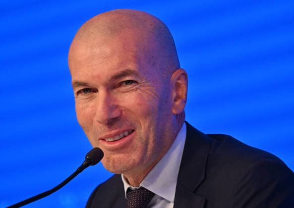 L ancien international français de football Zinédine Zidane s exprime lors d une conférence de presse visant à le présenter comme le nouveau sélectionneur de l équipe de France, au siège de la Fédération française de football (FFF) à Paris, le 28 juillet 2026. L ancien meneur de jeu des Bleus, vainqueur de la Coupe du monde 1998 et du Championnat d Europe 2000 en tant que joueur, a été nommé à la tête de l équipe nationale, succédant ainsi à Didier Deschamps, a annoncé la Fédération française de football (FFF). Zidane prend la relève de son ancien coéquipier Deschamps, en poste depuis 2012 ; le mandat de ce dernier s est achevé sur une quatrième place lors de la Coupe du monde 2026, après un titre mondial en 2018 et une finale disputée en 2022. Christian Liewig Bestimage Former French international football player Zinedine Zidane during a press conference, PK, Pressekonferenz to present him as the new head coach of France national football team at the French Football Federation headquarters (FFF) in Paris on July 28, 2026. The former France playmaker, who won the 1998 World Cup and the 2000 European Championship, EM, Europameisterschaft as a player, has been appointed head coach of the French national team, Nationalteam succeeding Didier Deschamps, the French Football Federation (FFF) announced. Zidane takes over from his former teammate Deschamps, who had been in charge since 2012; Deschamps tenure ended with a fourth-place finish at the 2026 World Cup, following a title win in 2018 and a final appearance in 2022. Paris France  Copyright: xChristianxLiewigx xBestimagexChristianxLiewigx xBestimagex