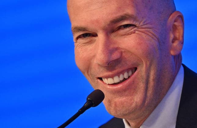 L ancien international français de football Zinédine Zidane s exprime lors d une conférence de presse visant à le présenter comme le nouveau sélectionneur de l équipe de France, au siège de la Fédération française de football (FFF) à Paris, le 28 juillet 2026. L ancien meneur de jeu des Bleus, vainqueur de la Coupe du monde 1998 et du Championnat d Europe 2000 en tant que joueur, a été nommé à la tête de l équipe nationale, succédant ainsi à Didier Deschamps, a annoncé la Fédération française de football (FFF). Zidane prend la relève de son ancien coéquipier Deschamps, en poste depuis 2012 ; le mandat de ce dernier s est achevé sur une quatrième place lors de la Coupe du monde 2026, après un titre mondial en 2018 et une finale disputée en 2022. Christian Liewig Bestimage Former French international football player Zinedine Zidane during a press conference, PK, Pressekonferenz to present him as the new head coach of France national football team at the French Football Federation headquarters (FFF) in Paris on July 28, 2026. The former France playmaker, who won the 1998 World Cup and the 2000 European Championship, EM, Europameisterschaft as a player, has been appointed head coach of the French national team, Nationalteam succeeding Didier Deschamps, the French Football Federation (FFF) announced. Zidane takes over from his former teammate Deschamps, who had been in charge since 2012; Deschamps tenure ended with a fourth-place finish at the 2026 World Cup, following a title win in 2018 and a final appearance in 2022. Paris France  Copyright: xChristianxLiewigx xBestimagexChristianxLiewigx xBestimagex