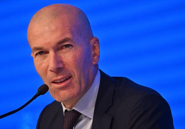 L ancien international français de football Zinédine Zidane s exprime lors d une conférence de presse visant à le présenter comme le nouveau sélectionneur de l équipe de France, au siège de la Fédération française de football (FFF) à Paris, le 28 juillet 2026. L ancien meneur de jeu des Bleus, vainqueur de la Coupe du monde 1998 et du Championnat d Europe 2000 en tant que joueur, a été nommé à la tête de l équipe nationale, succédant ainsi à Didier Deschamps, a annoncé la Fédération française de football (FFF). Zidane prend la relève de son ancien coéquipier Deschamps, en poste depuis 2012 ; le mandat de ce dernier s est achevé sur une quatrième place lors de la Coupe du monde 2026, après un titre mondial en 2018 et une finale disputée en 2022. Christian Liewig Bestimage Former French international football player Zinedine Zidane during a press conference, PK, Pressekonferenz to present him as the new head coach of France national football team at the French Football Federation headquarters (FFF) in Paris on July 28, 2026. The former France playmaker, who won the 1998 World Cup and the 2000 European Championship, EM, Europameisterschaft as a player, has been appointed head coach of the French national team, Nationalteam succeeding Didier Deschamps, the French Football Federation (FFF) announced. Zidane takes over from his former teammate Deschamps, who had been in charge since 2012; Deschamps tenure ended with a fourth-place finish at the 2026 World Cup, following a title win in 2018 and a final appearance in 2022. Paris France  Copyright: xChristianxLiewigx xBestimagexChristianxLiewigx xBestimagex
