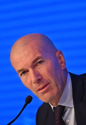 L ancien international français de football Zinédine Zidane s exprime lors d une conférence de presse visant à le présenter comme le nouveau sélectionneur de l équipe de France, au siège de la Fédération française de football (FFF) à Paris, le 28 juillet 2026. L ancien meneur de jeu des Bleus, vainqueur de la Coupe du monde 1998 et du Championnat d Europe 2000 en tant que joueur, a été nommé à la tête de l équipe nationale, succédant ainsi à Didier Deschamps, a annoncé la Fédération française de football (FFF). Zidane prend la relève de son ancien coéquipier Deschamps, en poste depuis 2012 ; le mandat de ce dernier s est achevé sur une quatrième place lors de la Coupe du monde 2026, après un titre mondial en 2018 et une finale disputée en 2022. Christian Liewig Bestimage Former French international football player Zinedine Zidane during a press conference, PK, Pressekonferenz to present him as the new head coach of France national football team at the French Football Federation headquarters (FFF) in Paris on July 28, 2026. The former France playmaker, who won the 1998 World Cup and the 2000 European Championship, EM, Europameisterschaft as a player, has been appointed head coach of the French national team, Nationalteam succeeding Didier Deschamps, the French Football Federation (FFF) announced. Zidane takes over from his former teammate Deschamps, who had been in charge since 2012; Deschamps tenure ended with a fourth-place finish at the 2026 World Cup, following a title win in 2018 and a final appearance in 2022. Paris France  Copyright: xChristianxLiewigx xBestimagexChristianxLiewigx xBestimagex
