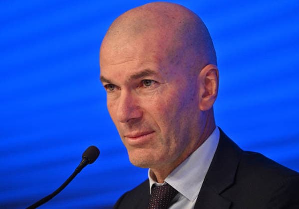 L ancien international français de football Zinédine Zidane s exprime lors d une conférence de presse visant à le présenter comme le nouveau sélectionneur de l équipe de France, au siège de la Fédération française de football (FFF) à Paris, le 28 juillet 2026. L ancien meneur de jeu des Bleus, vainqueur de la Coupe du monde 1998 et du Championnat d Europe 2000 en tant que joueur, a été nommé à la tête de l équipe nationale, succédant ainsi à Didier Deschamps, a annoncé la Fédération française de football (FFF). Zidane prend la relève de son ancien coéquipier Deschamps, en poste depuis 2012 ; le mandat de ce dernier s est achevé sur une quatrième place lors de la Coupe du monde 2026, après un titre mondial en 2018 et une finale disputée en 2022. Christian Liewig Bestimage Former French international football player Zinedine Zidane during a press conference, PK, Pressekonferenz to present him as the new head coach of France national football team at the French Football Federation headquarters (FFF) in Paris on July 28, 2026. The former France playmaker, who won the 1998 World Cup and the 2000 European Championship, EM, Europameisterschaft as a player, has been appointed head coach of the French national team, Nationalteam succeeding Didier Deschamps, the French Football Federation (FFF) announced. Zidane takes over from his former teammate Deschamps, who had been in charge since 2012; Deschamps tenure ended with a fourth-place finish at the 2026 World Cup, following a title win in 2018 and a final appearance in 2022. Paris France  Copyright: xChristianxLiewigx xBestimagexChristianxLiewigx xBestimagex