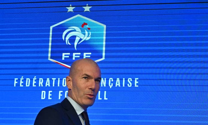 L ancien international français de football Zinédine Zidane s exprime lors d une conférence de presse visant à le présenter comme le nouveau sélectionneur de l équipe de France, au siège de la Fédération française de football (FFF) à Paris, le 28 juillet 2026. L ancien meneur de jeu des Bleus, vainqueur de la Coupe du monde 1998 et du Championnat d Europe 2000 en tant que joueur, a été nommé à la tête de l équipe nationale, succédant ainsi à Didier Deschamps, a annoncé la Fédération française de football (FFF). Zidane prend la relève de son ancien coéquipier Deschamps, en poste depuis 2012 ; le mandat de ce dernier s est achevé sur une quatrième place lors de la Coupe du monde 2026, après un titre mondial en 2018 et une finale disputée en 2022. Christian Liewig Bestimage Former French international football player Zinedine Zidane during a press conference, PK, Pressekonferenz to present him as the new head coach of France national football team at the French Football Federation headquarters (FFF) in Paris on July 28, 2026. The former France playmaker, who won the 1998 World Cup and the 2000 European Championship, EM, Europameisterschaft as a player, has been appointed head coach of the French national team, Nationalteam succeeding Didier Deschamps, the French Football Federation (FFF) announced. Zidane takes over from his former teammate Deschamps, who had been in charge since 2012; Deschamps tenure ended with a fourth-place finish at the 2026 World Cup, following a title win in 2018 and a final appearance in 2022. Paris France  Copyright: xChristianxLiewigx xBestimagexChristianxLiewigx xBestimagex