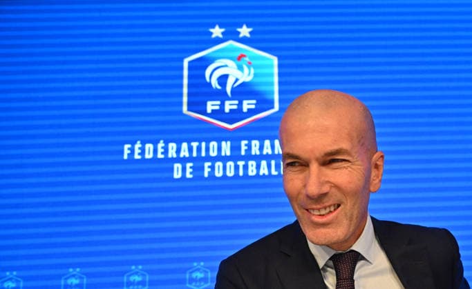 L ancien international français de football Zinédine Zidane s exprime lors d une conférence de presse visant à le présenter comme le nouveau sélectionneur de l équipe de France, au siège de la Fédération française de football (FFF) à Paris, le 28 juillet 2026. L ancien meneur de jeu des Bleus, vainqueur de la Coupe du monde 1998 et du Championnat d Europe 2000 en tant que joueur, a été nommé à la tête de l équipe nationale, succédant ainsi à Didier Deschamps, a annoncé la Fédération française de football (FFF). Zidane prend la relève de son ancien coéquipier Deschamps, en poste depuis 2012 ; le mandat de ce dernier s est achevé sur une quatrième place lors de la Coupe du monde 2026, après un titre mondial en 2018 et une finale disputée en 2022. Christian Liewig Bestimage Former French international football player Zinedine Zidane during a press conference, PK, Pressekonferenz to present him as the new head coach of France national football team at the French Football Federation headquarters (FFF) in Paris on July 28, 2026. The former France playmaker, who won the 1998 World Cup and the 2000 European Championship, EM, Europameisterschaft as a player, has been appointed head coach of the French national team, Nationalteam succeeding Didier Deschamps, the French Football Federation (FFF) announced. Zidane takes over from his former teammate Deschamps, who had been in charge since 2012; Deschamps tenure ended with a fourth-place finish at the 2026 World Cup, following a title win in 2018 and a final appearance in 2022. Paris France  Copyright: xChristianxLiewigx xBestimagexChristianxLiewigx xBestimagex
