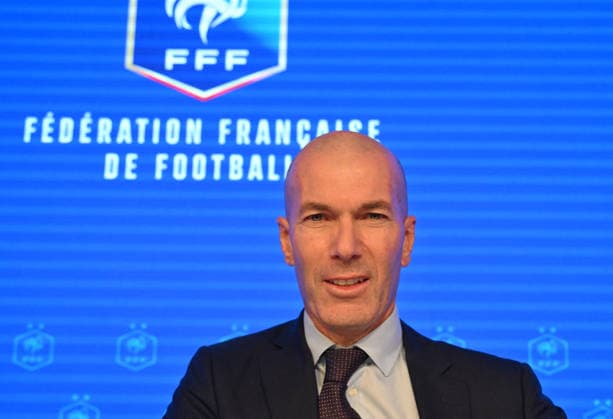 L ancien international français de football Zinédine Zidane s exprime lors d une conférence de presse visant à le présenter comme le nouveau sélectionneur de l équipe de France, au siège de la Fédération française de football (FFF) à Paris, le 28 juillet 2026. L ancien meneur de jeu des Bleus, vainqueur de la Coupe du monde 1998 et du Championnat d Europe 2000 en tant que joueur, a été nommé à la tête de l équipe nationale, succédant ainsi à Didier Deschamps, a annoncé la Fédération française de football (FFF). Zidane prend la relève de son ancien coéquipier Deschamps, en poste depuis 2012 ; le mandat de ce dernier s est achevé sur une quatrième place lors de la Coupe du monde 2026, après un titre mondial en 2018 et une finale disputée en 2022. Christian Liewig Bestimage Former French international football player Zinedine Zidane during a press conference, PK, Pressekonferenz to present him as the new head coach of France national football team at the French Football Federation headquarters (FFF) in Paris on July 28, 2026. The former France playmaker, who won the 1998 World Cup and the 2000 European Championship, EM, Europameisterschaft as a player, has been appointed head coach of the French national team, Nationalteam succeeding Didier Deschamps, the French Football Federation (FFF) announced. Zidane takes over from his former teammate Deschamps, who had been in charge since 2012; Deschamps tenure ended with a fourth-place finish at the 2026 World Cup, following a title win in 2018 and a final appearance in 2022. Paris France  Copyright: xChristianxLiewigx xBestimagexChristianxLiewigx xBestimagex