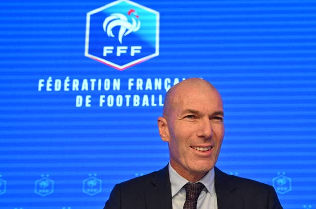 L ancien international français de football Zinédine Zidane s exprime lors d une conférence de presse visant à le présenter comme le nouveau sélectionneur de l équipe de France, au siège de la Fédération française de football (FFF) à Paris, le 28 juillet 2026. L ancien meneur de jeu des Bleus, vainqueur de la Coupe du monde 1998 et du Championnat d Europe 2000 en tant que joueur, a été nommé à la tête de l équipe nationale, succédant ainsi à Didier Deschamps, a annoncé la Fédération française de football (FFF). Zidane prend la relève de son ancien coéquipier Deschamps, en poste depuis 2012 ; le mandat de ce dernier s est achevé sur une quatrième place lors de la Coupe du monde 2026, après un titre mondial en 2018 et une finale disputée en 2022. Christian Liewig Bestimage Former French international football player Zinedine Zidane during a press conference, PK, Pressekonferenz to present him as the new head coach of France national football team at the French Football Federation headquarters (FFF) in Paris on July 28, 2026. The former France playmaker, who won the 1998 World Cup and the 2000 European Championship, EM, Europameisterschaft as a player, has been appointed head coach of the French national team, Nationalteam succeeding Didier Deschamps, the French Football Federation (FFF) announced. Zidane takes over from his former teammate Deschamps, who had been in charge since 2012; Deschamps tenure ended with a fourth-place finish at the 2026 World Cup, following a title win in 2018 and a final appearance in 2022. Paris France  Copyright: xChristianxLiewigx xBestimagexChristianxLiewigx xBestimagex