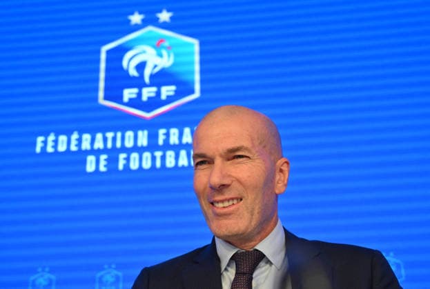 L ancien international français de football Zinédine Zidane s exprime lors d une conférence de presse visant à le présenter comme le nouveau sélectionneur de l équipe de France, au siège de la Fédération française de football (FFF) à Paris, le 28 juillet 2026. L ancien meneur de jeu des Bleus, vainqueur de la Coupe du monde 1998 et du Championnat d Europe 2000 en tant que joueur, a été nommé à la tête de l équipe nationale, succédant ainsi à Didier Deschamps, a annoncé la Fédération française de football (FFF). Zidane prend la relève de son ancien coéquipier Deschamps, en poste depuis 2012 ; le mandat de ce dernier s est achevé sur une quatrième place lors de la Coupe du monde 2026, après un titre mondial en 2018 et une finale disputée en 2022. Christian Liewig Bestimage Former French international football player Zinedine Zidane during a press conference, PK, Pressekonferenz to present him as the new head coach of France national football team at the French Football Federation headquarters (FFF) in Paris on July 28, 2026. The former France playmaker, who won the 1998 World Cup and the 2000 European Championship, EM, Europameisterschaft as a player, has been appointed head coach of the French national team, Nationalteam succeeding Didier Deschamps, the French Football Federation (FFF) announced. Zidane takes over from his former teammate Deschamps, who had been in charge since 2012; Deschamps tenure ended with a fourth-place finish at the 2026 World Cup, following a title win in 2018 and a final appearance in 2022. Paris France  Copyright: xChristianxLiewigx xBestimagexChristianxLiewigx xBestimagex