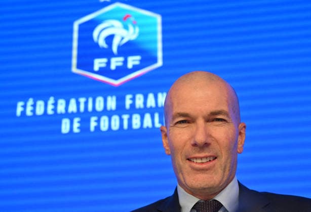 L ancien international français de football Zinédine Zidane s exprime lors d une conférence de presse visant à le présenter comme le nouveau sélectionneur de l équipe de France, au siège de la Fédération française de football (FFF) à Paris, le 28 juillet 2026. L ancien meneur de jeu des Bleus, vainqueur de la Coupe du monde 1998 et du Championnat d Europe 2000 en tant que joueur, a été nommé à la tête de l équipe nationale, succédant ainsi à Didier Deschamps, a annoncé la Fédération française de football (FFF). Zidane prend la relève de son ancien coéquipier Deschamps, en poste depuis 2012 ; le mandat de ce dernier s est achevé sur une quatrième place lors de la Coupe du monde 2026, après un titre mondial en 2018 et une finale disputée en 2022. Christian Liewig Bestimage Former French international football player Zinedine Zidane during a press conference, PK, Pressekonferenz to present him as the new head coach of France national football team at the French Football Federation headquarters (FFF) in Paris on July 28, 2026. The former France playmaker, who won the 1998 World Cup and the 2000 European Championship, EM, Europameisterschaft as a player, has been appointed head coach of the French national team, Nationalteam succeeding Didier Deschamps, the French Football Federation (FFF) announced. Zidane takes over from his former teammate Deschamps, who had been in charge since 2012; Deschamps tenure ended with a fourth-place finish at the 2026 World Cup, following a title win in 2018 and a final appearance in 2022. Paris France  Copyright: xChristianxLiewigx xBestimagexChristianxLiewigx xBestimagex
