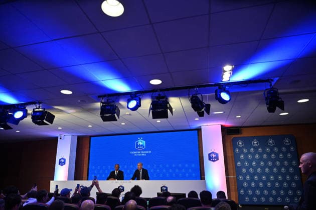 L ancien international français de football Zinédine Zidane (à droite) s exprime aux côtés du président de la Fédération française de football, Philippe Diallo (à gauche), lors d une conférence de presse visant à le présenter comme le nouveau sélectionneur de l équipe de France, au siège de la Fédération française de football (FFF) à Paris, le 28 juillet 2026. L ancien meneur de jeu des Bleus, vainqueur de la Coupe du monde 1998 et du Championnat d Europe 2000 en tant que joueur, a été nommé à la tête de l équipe nationale, succédant ainsi à Didier Deschamps, a annoncé la Fédération française de football (FFF). Zidane prend la relève de son ancien coéquipier Deschamps, en poste depuis 2012 ; le mandat de ce dernier s est achevé sur une quatrième place lors de la Coupe du monde 2026, après un titre mondial en 2018 et une finale disputée en 2022. Christian Liewig Bestimage Former French international football player Zinedine Zidane (R) speaks next to President of the French Football Federation Philippe Diallo (L) during a press conference, PK, Pressekonferenz to present him as the new head coach of France national football team at the French Football Federation headquarters (FFF) in Paris on July 28, 2026. The former France playmaker, who won the 1998 World Cup and the 2000 European Championship, EM, Europameisterschaft as a player, has been appointed head coach of the French national team, Nationalteam succeeding Didier Deschamps, the French Football Federation (FFF) announced. Zidane takes over from his former teammate Deschamps, who had been in charge since 2012; Deschamps tenure ended with a fourth-place finish at the 2026 World Cup, following a title win in 2018 and a final appearance in 2022. Paris France  Copyright: xChristianxLiewigx xBestimagexChristianxLiewigx xBestimagex