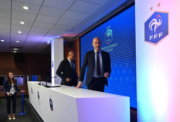 L ancien international français de football Zinédine Zidane (à droite) s exprime aux côtés du président de la Fédération française de football, Philippe Diallo (à gauche), lors d une conférence de presse visant à le présenter comme le nouveau sélectionneur de l équipe de France, au siège de la Fédération française de football (FFF) à Paris, le 28 juillet 2026. L ancien meneur de jeu des Bleus, vainqueur de la Coupe du monde 1998 et du Championnat d Europe 2000 en tant que joueur, a été nommé à la tête de l équipe nationale, succédant ainsi à Didier Deschamps, a annoncé la Fédération française de football (FFF). Zidane prend la relève de son ancien coéquipier Deschamps, en poste depuis 2012 ; le mandat de ce dernier s est achevé sur une quatrième place lors de la Coupe du monde 2026, après un titre mondial en 2018 et une finale disputée en 2022. Christian Liewig Bestimage Former French international football player Zinedine Zidane (R) speaks next to President of the French Football Federation Philippe Diallo (L) during a press conference, PK, Pressekonferenz to present him as the new head coach of France national football team at the French Football Federation headquarters (FFF) in Paris on July 28, 2026. The former France playmaker, who won the 1998 World Cup and the 2000 European Championship, EM, Europameisterschaft as a player, has been appointed head coach of the French national team, Nationalteam succeeding Didier Deschamps, the French Football Federation (FFF) announced. Zidane takes over from his former teammate Deschamps, who had been in charge since 2012; Deschamps tenure ended with a fourth-place finish at the 2026 World Cup, following a title win in 2018 and a final appearance in 2022. Paris France  Copyright: xChristianxLiewigx xBestimagexChristianxLiewigx xBestimagex