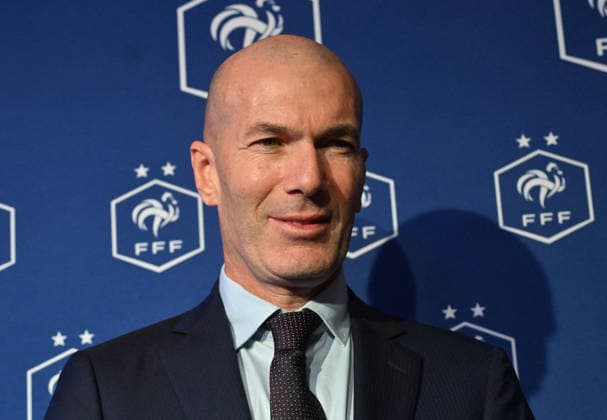 L ancien international français de football Zinédine Zidane s exprime lors d une conférence de presse visant à le présenter comme le nouveau sélectionneur de l équipe de France, au siège de la Fédération française de football (FFF) à Paris, le 28 juillet 2026. L ancien meneur de jeu des Bleus, vainqueur de la Coupe du monde 1998 et du Championnat d Europe 2000 en tant que joueur, a été nommé à la tête de l équipe nationale, succédant ainsi à Didier Deschamps, a annoncé la Fédération française de football (FFF). Zidane prend la relève de son ancien coéquipier Deschamps, en poste depuis 2012 ; le mandat de ce dernier s est achevé sur une quatrième place lors de la Coupe du monde 2026, après un titre mondial en 2018 et une finale disputée en 2022. Christian Liewig Bestimage Former French international football player Zinedine Zidane during a press conference, PK, Pressekonferenz to present him as the new head coach of France national football team at the French Football Federation headquarters (FFF) in Paris on July 28, 2026. The former France playmaker, who won the 1998 World Cup and the 2000 European Championship, EM, Europameisterschaft as a player, has been appointed head coach of the French national team, Nationalteam succeeding Didier Deschamps, the French Football Federation (FFF) announced. Zidane takes over from his former teammate Deschamps, who had been in charge since 2012; Deschamps tenure ended with a fourth-place finish at the 2026 World Cup, following a title win in 2018 and a final appearance in 2022. Paris France  Copyright: xChristianxLiewigx xBestimagexChristianxLiewigx xBestimagex
