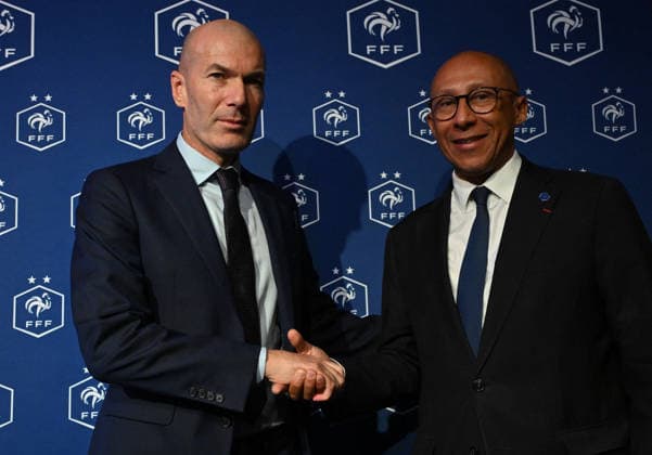 L ancien international français de football Zinédine Zidane (à droite) s exprime aux côtés du président de la Fédération française de football, Philippe Diallo (à gauche), lors d une conférence de presse visant à le présenter comme le nouveau sélectionneur de l équipe de France, au siège de la Fédération française de football (FFF) à Paris, le 28 juillet 2026. L ancien meneur de jeu des Bleus, vainqueur de la Coupe du monde 1998 et du Championnat d Europe 2000 en tant que joueur, a été nommé à la tête de l équipe nationale, succédant ainsi à Didier Deschamps, a annoncé la Fédération française de football (FFF). Zidane prend la relève de son ancien coéquipier Deschamps, en poste depuis 2012 ; le mandat de ce dernier s est achevé sur une quatrième place lors de la Coupe du monde 2026, après un titre mondial en 2018 et une finale disputée en 2022. Christian Liewig Bestimage Former French international football player Zinedine Zidane (R) speaks next to President of the French Football Federation Philippe Diallo (L) during a press conference, PK, Pressekonferenz to present him as the new head coach of France national football team at the French Football Federation headquarters (FFF) in Paris on July 28, 2026. The former France playmaker, who won the 1998 World Cup and the 2000 European Championship, EM, Europameisterschaft as a player, has been appointed head coach of the French national team, Nationalteam succeeding Didier Deschamps, the French Football Federation (FFF) announced. Zidane takes over from his former teammate Deschamps, who had been in charge since 2012; Deschamps tenure ended with a fourth-place finish at the 2026 World Cup, following a title win in 2018 and a final appearance in 2022. Paris France  Copyright: xChristianxLiewigx xBestimagexChristianxLiewigx xBestimagex