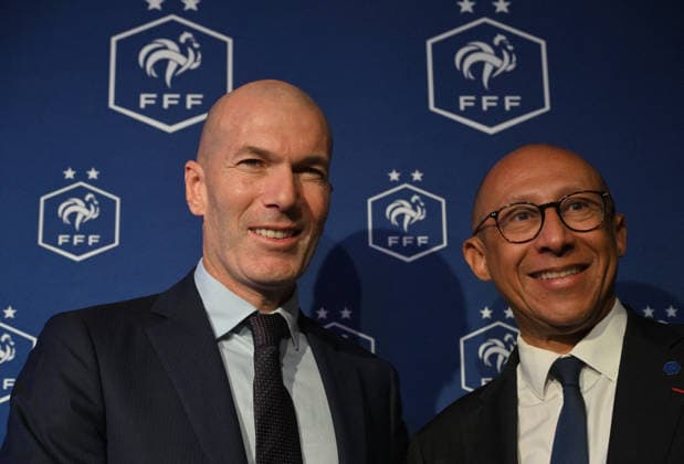 L ancien international français de football Zinédine Zidane (à droite) s exprime aux côtés du président de la Fédération française de football, Philippe Diallo (à gauche), lors d une conférence de presse visant à le présenter comme le nouveau sélectionneur de l équipe de France, au siège de la Fédération française de football (FFF) à Paris, le 28 juillet 2026. L ancien meneur de jeu des Bleus, vainqueur de la Coupe du monde 1998 et du Championnat d Europe 2000 en tant que joueur, a été nommé à la tête de l équipe nationale, succédant ainsi à Didier Deschamps, a annoncé la Fédération française de football (FFF). Zidane prend la relève de son ancien coéquipier Deschamps, en poste depuis 2012 ; le mandat de ce dernier s est achevé sur une quatrième place lors de la Coupe du monde 2026, après un titre mondial en 2018 et une finale disputée en 2022. Christian Liewig Bestimage Former French international football player Zinedine Zidane (R) speaks next to President of the French Football Federation Philippe Diallo (L) during a press conference, PK, Pressekonferenz to present him as the new head coach of France national football team at the French Football Federation headquarters (FFF) in Paris on July 28, 2026. The former France playmaker, who won the 1998 World Cup and the 2000 European Championship, EM, Europameisterschaft as a player, has been appointed head coach of the French national team, Nationalteam succeeding Didier Deschamps, the French Football Federation (FFF) announced. Zidane takes over from his former teammate Deschamps, who had been in charge since 2012; Deschamps tenure ended with a fourth-place finish at the 2026 World Cup, following a title win in 2018 and a final appearance in 2022. Paris France  Copyright: xChristianxLiewigx xBestimagexChristianxLiewigx xBestimagex