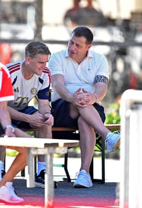 28.07.2026, Fussball Bundesliga 2026 2027, Trainingslager FC Bayern München in Rottach-Egern am Tegernsee (Bayern). v.l. Sportdirektor Christoph Freund (Bayern München) und Sportvorstand Max Eberl (Bayern München) im Gespräch. *** July 28, 2026, 2026–2027 Bundesliga, FC Bayern Munich training camp in Rottach-Egern on Lake Tegernsee; from left: Christoph Freund, sporting director of Bayern Munich, and Max Eberl, sporting director of Bayern Munich, in conversation