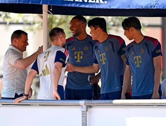 28.07.2026, Fussball Bundesliga 2026 2027, Trainingslager FC Bayern München in Rottach-Egern am Tegernsee (Bayern). v.l. Sportvorstand Max Eberl (Bayern München) schrezt mit v.l. Jonathan Tah (FC Bayern München), Min-jae Kim (Bayern München, Minjae Kim) und Hiroki Ito (FC Bayern München) *** July 28, 2026, 2026–2027 Bundesliga, FC Bayern Munich training camp in Rottach-Egern on Lake Tegernsee, Bavaria; from left: sporting director Max Eberl, FC Bayern Munich; Jonathan Tah, FC Bayern Munich; Minjae Kim, FC Bayern Munich; and Hiroki Ito, FC Bayern Munich