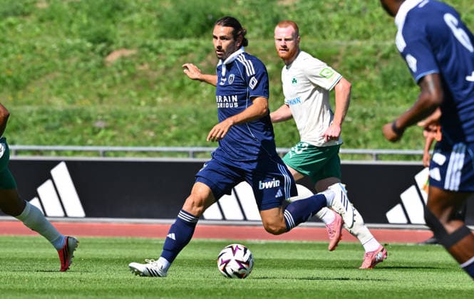 28.07.2026 - Fussball - Saison 2026 2027 - Testspiel Freundschaftsspiel Vorbereitungsspiel - Paris FC - SpVgg Greuther Fürth ( Kleeblatt ) - - Sportfoto Zink - xwoxzix - regulations prohibit any use of photographs as image sequences and or quasi-video - only for editorial use - Vincent Marchetti (4, Paris FC) vor Paul Will (13, SpVgg Greuther Fürth ) *** July 28, 2026 Soccer Season 2026–2027 Exhibition Match Friendly Match Preseason Match Paris FC SpVgg Greuther Fürth Kleeblatt Sports Photo by Zink xwoxzix; regulations prohibit any use of photographs as image sequences and or quasi-video; for editorial use only. Vincent Marchetti 4, Paris FC in front of Paul Will 13, SpVgg Greuther Fürth