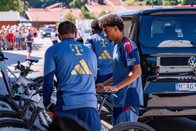Trainingslager, FC Bayern München am 28.07.2026 in Rottach-Egern Ankunft mit dem Fahrrad Nathaniel Brown *** Training camp, FC Bayern Munich on July 28, 2026, in Rottach-Egern; Nathaniel Brown arrives by bike Copyright: xBahhoxKarax