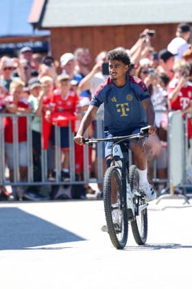 Nathaniel Brown (FC Bayern Muenchen) kommt mit dem Fahrrad an, GER, Oeffentliches Training, FC Bayern Muenchen, Fussball, Saison 2026 2027, 28.07.2026, GER, Oeffentliches Training, FC Bayern Muenchen, Fussball, Saison 2026 2027, 28.07.2026 Rottach-Egern *** Nathaniel Brown of FC Bayern Munich arrives by bike, GER, Open Practice, FC Bayern Munich, Soccer, 2026–2027 Season, July 28, 2026, GER, Open Training, FC Bayern Munich, Soccer, 2026–2027 Season, July 28, 2026, Rottach-Egern Copyright: xEibner-Pressefoto JennixMaulx EP_JML
