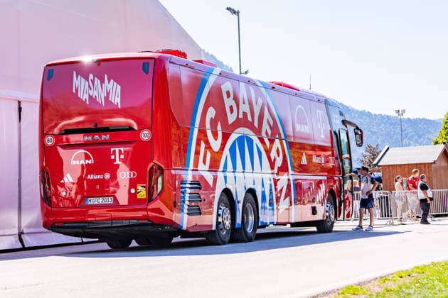 Trainingslager, FC Bayern München am 28.07.2026 in Rottach-Egern Mannschaftsbus FC Bayern München *** Training camp, FC Bayern Munich on July 28, 2026, in Rottach Egern; FC Bayern Munich team bus Copyright: xBahhoxKarax
