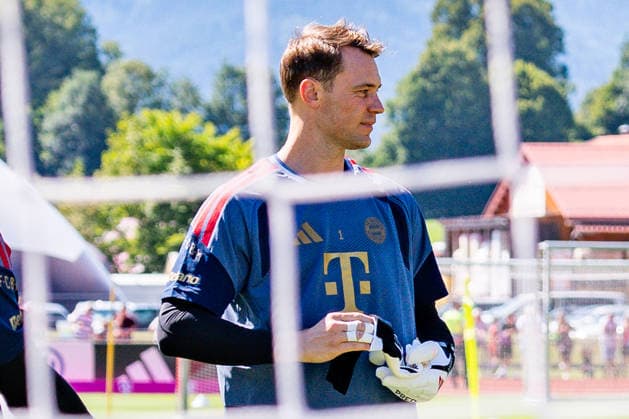 Trainingslager, FC Bayern München am 28.07.2026 in Rottach-Egern Jonas Urbig Manuel Neuer und Sven Ulreich lachen glücklich zufrieden *** Training camp, FC Bayern Munich on July 28, 2026, in Rottach-Egern: Jonas Urbig, Manuel Neuer, and Sven Ulreich are smiling happily and contentedly Copyright: xBahhoxKarax