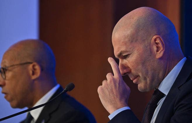 L ancien international français de football Zinédine Zidane (à droite) s exprime aux côtés du président de la Fédération française de football, Philippe Diallo (à gauche), lors d une conférence de presse visant à le présenter comme le nouveau sélectionneur de l équipe de France, au siège de la Fédération française de football (FFF) à Paris, le 28 juillet 2026. L ancien meneur de jeu des Bleus, vainqueur de la Coupe du monde 1998 et du Championnat d Europe 2000 en tant que joueur, a été nommé à la tête de l équipe nationale, succédant ainsi à Didier Deschamps, a annoncé la Fédération française de football (FFF). Zidane prend la relève de son ancien coéquipier Deschamps, en poste depuis 2012 ; le mandat de ce dernier s est achevé sur une quatrième place lors de la Coupe du monde 2026, après un titre mondial en 2018 et une finale disputée en 2022. Christian Liewig Bestimage Former French international football player Zinedine Zidane (R) speaks next to President of the French Football Federation Philippe Diallo (L) during a press conference, PK, Pressekonferenz to present him as the new head coach of France national football team at the French Football Federation headquarters (FFF) in Paris on July 28, 2026. The former France playmaker, who won the 1998 World Cup and the 2000 European Championship, EM, Europameisterschaft as a player, has been appointed head coach of the French national team, Nationalteam succeeding Didier Deschamps, the French Football Federation (FFF) announced. Zidane takes over from his former teammate Deschamps, who had been in charge since 2012; Deschamps tenure ended with a fourth-place finish at the 2026 World Cup, following a title win in 2018 and a final appearance in 2022. Paris France  Copyright: xChristianxLiewigx xBestimagexChristianxLiewigx xBestimagex