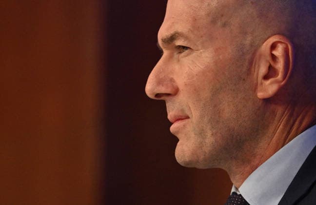 L ancien international français de football Zinédine Zidane s exprime lors d une conférence de presse visant à le présenter comme le nouveau sélectionneur de l équipe de France, au siège de la Fédération française de football (FFF) à Paris, le 28 juillet 2026. L ancien meneur de jeu des Bleus, vainqueur de la Coupe du monde 1998 et du Championnat d Europe 2000 en tant que joueur, a été nommé à la tête de l équipe nationale, succédant ainsi à Didier Deschamps, a annoncé la Fédération française de football (FFF). Zidane prend la relève de son ancien coéquipier Deschamps, en poste depuis 2012 ; le mandat de ce dernier s est achevé sur une quatrième place lors de la Coupe du monde 2026, après un titre mondial en 2018 et une finale disputée en 2022. Christian Liewig Bestimage Former French international football player Zinedine Zidane during a press conference, PK, Pressekonferenz to present him as the new head coach of France national football team at the French Football Federation headquarters (FFF) in Paris on July 28, 2026. The former France playmaker, who won the 1998 World Cup and the 2000 European Championship, EM, Europameisterschaft as a player, has been appointed head coach of the French national team, Nationalteam succeeding Didier Deschamps, the French Football Federation (FFF) announced. Zidane takes over from his former teammate Deschamps, who had been in charge since 2012; Deschamps tenure ended with a fourth-place finish at the 2026 World Cup, following a title win in 2018 and a final appearance in 2022. Paris France  Copyright: xChristianxLiewigx xBestimagexChristianxLiewigx xBestimagex