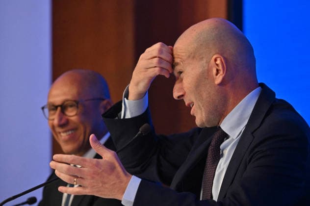 L ancien international français de football Zinédine Zidane (à droite) s exprime aux côtés du président de la Fédération française de football, Philippe Diallo (à gauche), lors d une conférence de presse visant à le présenter comme le nouveau sélectionneur de l équipe de France, au siège de la Fédération française de football (FFF) à Paris, le 28 juillet 2026. L ancien meneur de jeu des Bleus, vainqueur de la Coupe du monde 1998 et du Championnat d Europe 2000 en tant que joueur, a été nommé à la tête de l équipe nationale, succédant ainsi à Didier Deschamps, a annoncé la Fédération française de football (FFF). Zidane prend la relève de son ancien coéquipier Deschamps, en poste depuis 2012 ; le mandat de ce dernier s est achevé sur une quatrième place lors de la Coupe du monde 2026, après un titre mondial en 2018 et une finale disputée en 2022. Christian Liewig Bestimage Former French international football player Zinedine Zidane (R) speaks next to President of the French Football Federation Philippe Diallo (L) during a press conference, PK, Pressekonferenz to present him as the new head coach of France national football team at the French Football Federation headquarters (FFF) in Paris on July 28, 2026. The former France playmaker, who won the 1998 World Cup and the 2000 European Championship, EM, Europameisterschaft as a player, has been appointed head coach of the French national team, Nationalteam succeeding Didier Deschamps, the French Football Federation (FFF) announced. Zidane takes over from his former teammate Deschamps, who had been in charge since 2012; Deschamps tenure ended with a fourth-place finish at the 2026 World Cup, following a title win in 2018 and a final appearance in 2022. Paris France  Copyright: xChristianxLiewigx xBestimagexChristianxLiewigx xBestimagex