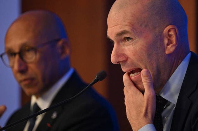 L ancien international français de football Zinédine Zidane (à droite) s exprime aux côtés du président de la Fédération française de football, Philippe Diallo (à gauche), lors d une conférence de presse visant à le présenter comme le nouveau sélectionneur de l équipe de France, au siège de la Fédération française de football (FFF) à Paris, le 28 juillet 2026. L ancien meneur de jeu des Bleus, vainqueur de la Coupe du monde 1998 et du Championnat d Europe 2000 en tant que joueur, a été nommé à la tête de l équipe nationale, succédant ainsi à Didier Deschamps, a annoncé la Fédération française de football (FFF). Zidane prend la relève de son ancien coéquipier Deschamps, en poste depuis 2012 ; le mandat de ce dernier s est achevé sur une quatrième place lors de la Coupe du monde 2026, après un titre mondial en 2018 et une finale disputée en 2022. Christian Liewig Bestimage Former French international football player Zinedine Zidane (R) speaks next to President of the French Football Federation Philippe Diallo (L) during a press conference, PK, Pressekonferenz to present him as the new head coach of France national football team at the French Football Federation headquarters (FFF) in Paris on July 28, 2026. The former France playmaker, who won the 1998 World Cup and the 2000 European Championship, EM, Europameisterschaft as a player, has been appointed head coach of the French national team, Nationalteam succeeding Didier Deschamps, the French Football Federation (FFF) announced. Zidane takes over from his former teammate Deschamps, who had been in charge since 2012; Deschamps tenure ended with a fourth-place finish at the 2026 World Cup, following a title win in 2018 and a final appearance in 2022. Paris France  Copyright: xChristianxLiewigx xBestimagexChristianxLiewigx xBestimagex