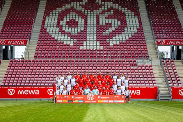 Fussball - 1. BL - Porträttermin 2026 2027 - 23.07.26, 1. FSV Mainz 05 Media Day 2026 in der Mewa Arena - Obere Reihe: Urs Fischer (Cheftrainer), Markus Hoffmann (Co-Trainer), Andreas Hanche-Olsen, Stefan Bell, Eric Martel, Phillip Tietz, Fabio Gruber, Michael Silberbauer (Co-Trainer), Sören Hartung (Co-Trainer), Mitte-Oben: Jannes Ehresmann (Co-Trainer Analyse), Sebastian Podsiadly (Co-Trainer Analyse), Stephan Kuhnert (Torwarttrainer), Danny Da Costa, Dominik Kohr, Lennard Maloney, Anthony Caci, Ransford Königsdörffer, Jonas Grünewald (stellvertretende Leitung Performance), Sven Herzog (Leitung Performance), Mitte-Unten: Dr. Kathrin Stelzer (Ärztin), Axel Busenkell (Leitung Rehabilitation), Hyung-Seok Hong, Sheraldo Becker, Silas Katompa Mvumpa, Otto Ruoppi, Marco Richter, Torsten Körner (Zeugwart), Walter Notter (Zeugwart) Vordere Reihe: PD Dr. Stefan Mattyasovszky (Arzt), Steffen Tröster (Leitung Physiotherapie), Paul Nebel, William Boving, Robin Zentner, Maximilian Kinzig, Benedict Hollerbach, Sota Kawasaki, Stefan Kamilli (Physiotherapeut), Daniel Henkes (Physiotherapeut) - - *** Soccer 1st Bundesliga Media Day 2026–2027, July 23, 2026, 1 FSV Mainz 05 Media Day 2026 at the Mewa Arena Top row: Urs Fischer, head coach; Markus Hoffmann, assistant coach; Andreas Hanche Olsen, Stefan Bell, Eric Martel, Phillip Tietz, Fabio Gruber, Michael Silberbauer (Assistant Coach), Sören Hartung (Assistant Coach); Center Top: Jannes Ehresmann (Assistant Coach, Analysis), Sebastian Podsiadly (Assistant Coach, Analysis), Stephan Kuhnert (Goalkeeper Coach), Danny Da Costa, Dominik Kohr, Lennard Maloney, Anthony Caci, Ransford Königsdörffer, Jonas Grünewald, Deputy Head of Performance; Sven Herzog, Head of Performance; center bottom: Dr. Kathrin Stelzer, Team Physician; Axel Busenkell, Head of Rehabilitation; Hyung Seok Hong, Sheraldo Becker, Silas Katompa Mvumpa, Otto Ruoppi, Marco Richter, Torsten Körner, Equipment Manager; Walter Notter, Equipment Manager; Front Row: PD Dr. Stefan Mattyasovszky, Team Physician; Steffen Tröster, Head of Physical Therapy; Paul Nebel, William Boving, Robin Zentner, Maximilian Kinzig, Benedict Hollerbach, Sota Kawasaki, Stefan Kamilli, Physical Therapists; Daniel Henkes, Physical Therapist