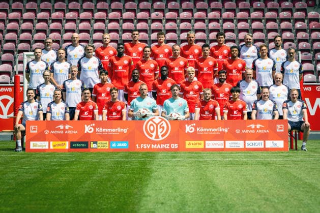 Fussball - 1. BL - Porträttermin 2026 2027 - 23.07.26, 1. FSV Mainz 05 Media Day 2026 in der Mewa Arena - Obere Reihe: Urs Fischer (Cheftrainer), Markus Hoffmann (Co-Trainer), Andreas Hanche-Olsen, Stefan Bell, Eric Martel, Phillip Tietz, Fabio Gruber, Michael Silberbauer (Co-Trainer), Sören Hartung (Co-Trainer), Mitte-Oben: Jannes Ehresmann (Co-Trainer Analyse), Sebastian Podsiadly (Co-Trainer Analyse), Stephan Kuhnert (Torwarttrainer), Danny Da Costa, Dominik Kohr, Lennard Maloney, Anthony Caci, Ransford Königsdörffer, Jonas Grünewald (stellvertretende Leitung Performance), Sven Herzog (Leitung Performance), Mitte-Unten: Dr. Kathrin Stelzer (Ärztin), Axel Busenkell (Leitung Rehabilitation), Hyung-Seok Hong, Sheraldo Becker, Silas Katompa Mvumpa, Otto Ruoppi, Marco Richter, Torsten Körner (Zeugwart), Walter Notter (Zeugwart) Vordere Reihe: PD Dr. Stefan Mattyasovszky (Arzt), Steffen Tröster (Leitung Physiotherapie), Paul Nebel, William Boving, Robin Zentner, Maximilian Kinzig, Benedict Hollerbach, Sota Kawasaki, Stefan Kamilli (Physiotherapeut), Daniel Henkes (Physiotherapeut) - - *** Soccer 1st Bundesliga Media Day 2026–2027, July 23, 2026, 1 FSV Mainz 05 Media Day 2026 at the Mewa Arena Top row: Urs Fischer, head coach; Markus Hoffmann, assistant coach; Andreas Hanche Olsen, Stefan Bell, Eric Martel, Phillip Tietz, Fabio Gruber, Michael Silberbauer (Assistant Coach), Sören Hartung (Assistant Coach); Center Top: Jannes Ehresmann (Assistant Coach, Analysis), Sebastian Podsiadly (Assistant Coach, Analysis), Stephan Kuhnert (Goalkeeper Coach), Danny Da Costa, Dominik Kohr, Lennard Maloney, Anthony Caci, Ransford Königsdörffer, Jonas Grünewald, Deputy Head of Performance; Sven Herzog, Head of Performance; center bottom: Dr. Kathrin Stelzer, Team Physician; Axel Busenkell, Head of Rehabilitation; Hyung Seok Hong, Sheraldo Becker, Silas Katompa Mvumpa, Otto Ruoppi, Marco Richter, Torsten Körner, Equipment Manager; Walter Notter, Equipment Manager; Front Row: PD Dr. Stefan Mattyasovszky, Team Physician; Steffen Tröster, Head of Physical Therapy; Paul Nebel, William Boving, Robin Zentner, Maximilian Kinzig, Benedict Hollerbach, Sota Kawasaki, Stefan Kamilli, Physical Therapists; Daniel Henkes, Physical Therapist