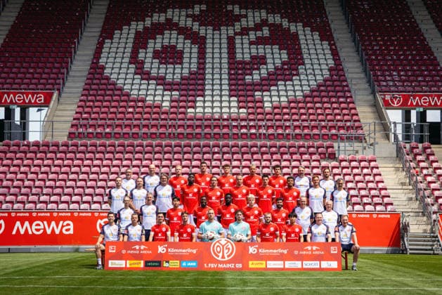 Fussball - 1. BL - Porträttermin 2026 2027 - 23.07.26, 1. FSV Mainz 05 Media Day 2026 in der Mewa Arena - Obere Reihe: Urs Fischer (Cheftrainer), Markus Hoffmann (Co-Trainer), Andreas Hanche-Olsen, Stefan Bell, Eric Martel, Phillip Tietz, Fabio Gruber, Michael Silberbauer (Co-Trainer), Sören Hartung (Co-Trainer), Mitte-Oben: Jannes Ehresmann (Co-Trainer Analyse), Sebastian Podsiadly (Co-Trainer Analyse), Stephan Kuhnert (Torwarttrainer), Danny Da Costa, Dominik Kohr, Lennard Maloney, Anthony Caci, Ransford Königsdörffer, Jonas Grünewald (stellvertretende Leitung Performance), Sven Herzog (Leitung Performance), Mitte-Unten: Dr. Kathrin Stelzer (Ärztin), Axel Busenkell (Leitung Rehabilitation), Hyung-Seok Hong, Sheraldo Becker, Silas Katompa Mvumpa, Otto Ruoppi, Marco Richter, Torsten Körner (Zeugwart), Walter Notter (Zeugwart) Vordere Reihe: PD Dr. Stefan Mattyasovszky (Arzt), Steffen Tröster (Leitung Physiotherapie), Paul Nebel, William Boving, Robin Zentner, Maximilian Kinzig, Benedict Hollerbach, Sota Kawasaki, Stefan Kamilli (Physiotherapeut), Daniel Henkes (Physiotherapeut) - - *** Soccer 1st Bundesliga Media Day 2026–2027, July 23, 2026, 1 FSV Mainz 05 Media Day 2026 at the Mewa Arena Top row: Urs Fischer, head coach; Markus Hoffmann, assistant coach; Andreas Hanche Olsen, Stefan Bell, Eric Martel, Phillip Tietz, Fabio Gruber, Michael Silberbauer (Assistant Coach), Sören Hartung (Assistant Coach); Center Top: Jannes Ehresmann (Assistant Coach, Analysis), Sebastian Podsiadly (Assistant Coach, Analysis), Stephan Kuhnert (Goalkeeper Coach), Danny Da Costa, Dominik Kohr, Lennard Maloney, Anthony Caci, Ransford Königsdörffer, Jonas Grünewald, Deputy Head of Performance; Sven Herzog, Head of Performance; center bottom: Dr. Kathrin Stelzer, Team Physician; Axel Busenkell, Head of Rehabilitation; Hyung Seok Hong, Sheraldo Becker, Silas Katompa Mvumpa, Otto Ruoppi, Marco Richter, Torsten Körner, Equipment Manager; Walter Notter, Equipment Manager; Front Row: PD Dr. Stefan Mattyasovszky, Team Physician; Steffen Tröster, Head of Physical Therapy; Paul Nebel, William Boving, Robin Zentner, Maximilian Kinzig, Benedict Hollerbach, Sota Kawasaki, Stefan Kamilli, Physical Therapists; Daniel Henkes, Physical Therapist