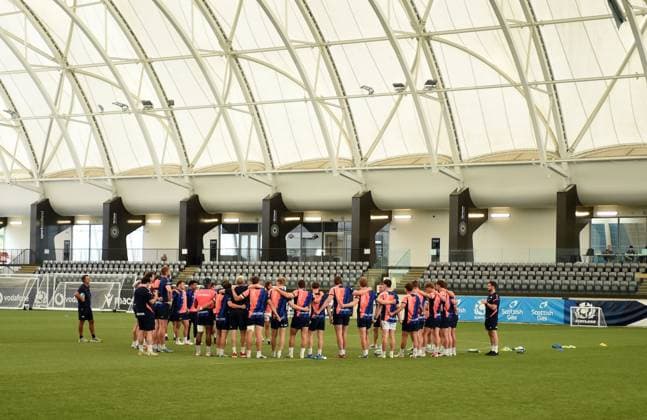 Edinburgh players gather into a huddle at the start of the session. Edinburgh Rugby training, Oriam Sports complex, Edinburgh, Scotland, UK - 28 Jul 2026Edinburgh Oriam Sports complex Scotland United Kingdom  Copyright: xGibson Fotosport Shutterstockx 17020775an