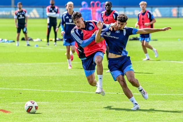 Capaldo Nicolás Martin Adeline ( HSV ) am Ball Deutschland , Hamburg , Trainingsgelände am Volkspark Fussball , 1. Bundesliga , Training des HSV *** Capaldo Nicolás Martin Adeline HSV on the Ball Germany, Hamburg, Volkspark Soccer Training Facility, Bundesliga 1, HSV Training