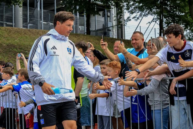 Trainer Merlin Polzin ( HSV ) klatscht mit den Fans ab Deutschland , Hamburg , Trainingsgelände am Volkspark Fussball , 1. Bundesliga , Training des HSV *** HSV Coach Merlin Polzin High-Fives Fans Germany, Hamburg, Volkspark Training Facility Soccer, Bundesliga 1, HSV Training
