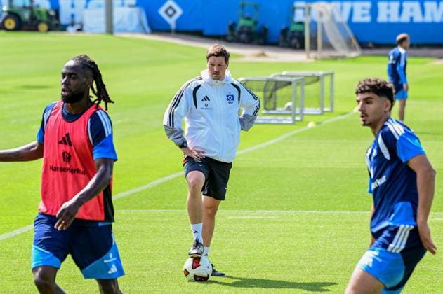 Trainer Merlin Polzin ( HSV ) Deutschland , Hamburg , Trainingsgelände am Volkspark Fussball , 1. Bundesliga , Training des HSV *** Coach Merlin Polzin, HSV Germany, Hamburg, Volkspark Soccer Training Facility, Bundesliga 1, HSV Training