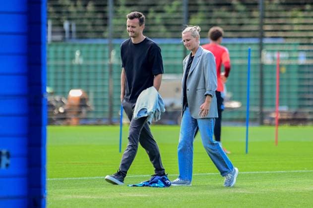 Claus Costa Direktor Profifußball Kathleen Krüger Vorstand ( HSV ) Deutschland , Hamburg , Trainingsgelände am Volkspark Fussball , 1. Bundesliga , Training des HSV *** Claus Costa, Director of Professional Soccer; Kathleen Krüger, HSV Executive Board Member for Sports; Germany, Hamburg; Volkspark Soccer Training Facility; Soccer; Bundesliga 1; HSV Training