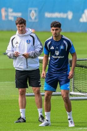Trainer Merlin Polzin Martin Adeline ( HSV ) Deutschland , Hamburg , Trainingsgelände am Volkspark Fussball , 1. Bundesliga , Training des HSV *** Coach Merlin Polzin Martin Adeline, HSV, Germany, Hamburg, Volkspark Soccer Training Facility, Bundesliga 1, HSV Training