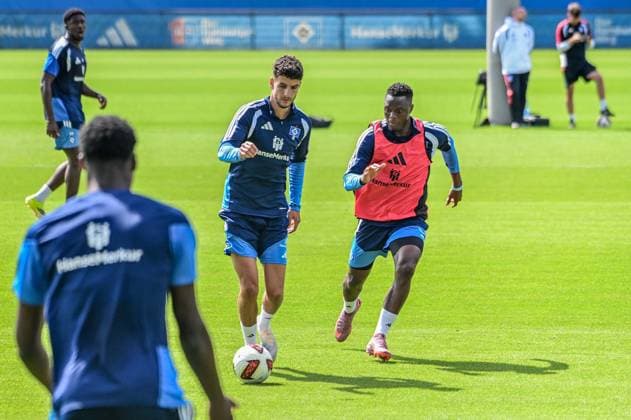 Patson Daka Daniel Elfadli ( HSV ) Deutschland , Hamburg , Trainingsgelände am Volkspark Fussball , 1. Bundesliga , Training des HSV *** Patson Daka Daniel Elfadli HSV Germany, Hamburg, Volkspark Soccer Training Facility, Bundesliga 1, HSV Training